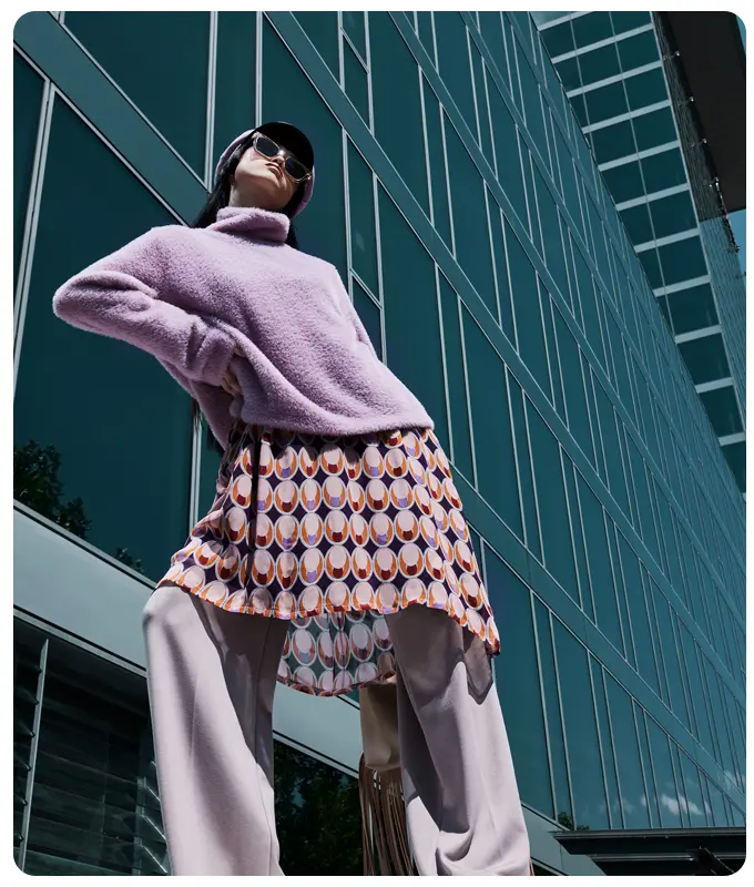 Ana Alcazar Model trägt Rosa Pullover mit Retrokleid und weiter Hose